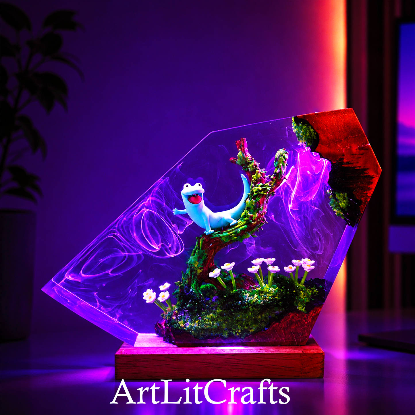 side angle view of gecko lizard resin lamp with woodland scenery